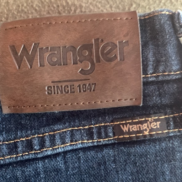 Men’s Wrangler blue jeans. 5 pocket button and zipper closure. Size 38 x 32 - Picture 7 of 7